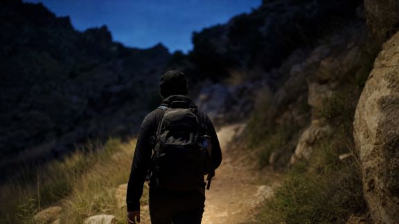Se lancer dans la micro-aventure nocturne : astuces pour explorer les sentiers après le coucher du soleil