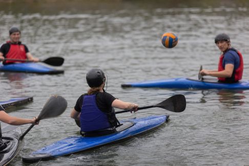 Initiation au kayak-polo : mélange de technique et stratégie sur l’eau
