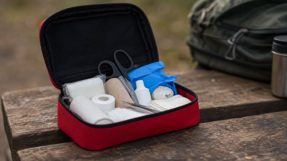 Comment préparer un kit de premiers secours adapté aux sorties plein air
