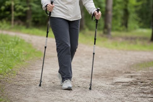Utiliser la marche nordique pour booster vos balades en extérieur