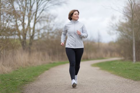 Les bienfaits de la marche rapide : comment la pratiquer efficacement pour rester en forme