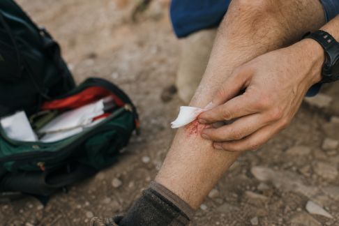 Faire face aux petites blessures en randonnée : gestes de premiers secours essentiels