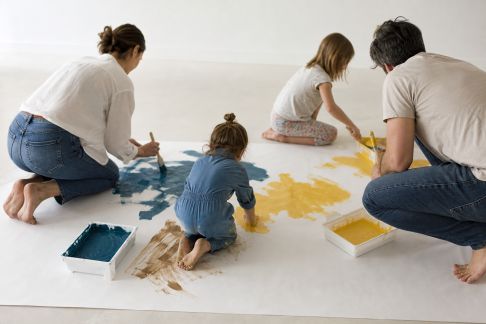 Créer un atelier de peinture géante : collaborer sur une fresque familiale