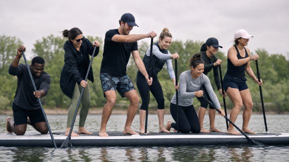 Découverte du SUP géant : pagayer à plusieurs pour booster la cohésion