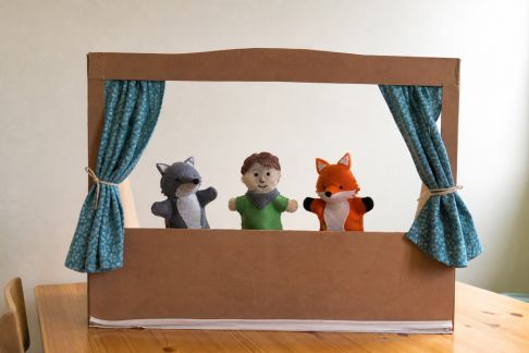 Fabriquer un théâtre de marionnettes maison : tutoriel et idées de spectacles familiaux