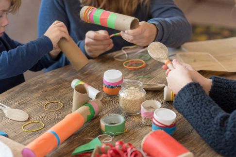Découvrir la musique en famille : fabriquer des instruments avec les enfants