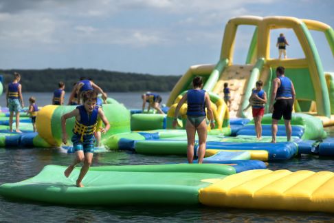 Parcours aquatique gonflable : activités ludiques pour petits et grands