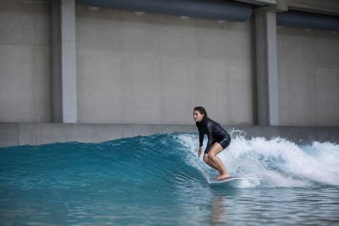 Vagues artificielles : tester les spots indoor pour une pratique toute l’année