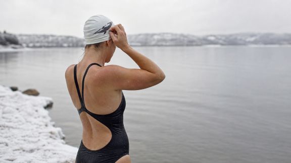Cap sur la nage en eau glacée : conseils pour une expérience sécurisée et stimulante