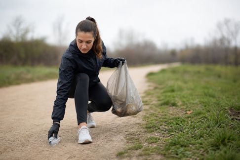 Découverte du plogging : allier sport et écologie lors de vos sorties