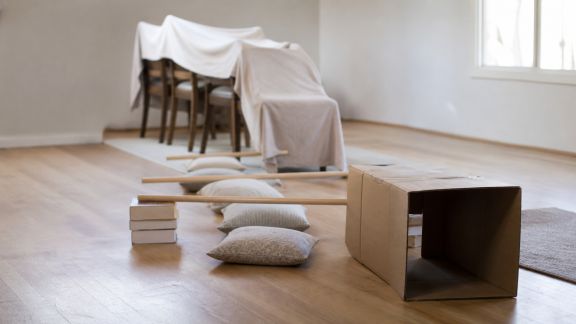 Construire un parcours d’aventure intérieur avec des objets du quotidien