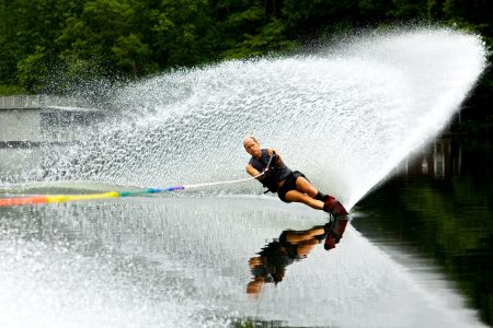 Vitesse et adrénaline : découvrez pourquoi le ski nautique est le sport aquatique par excellence