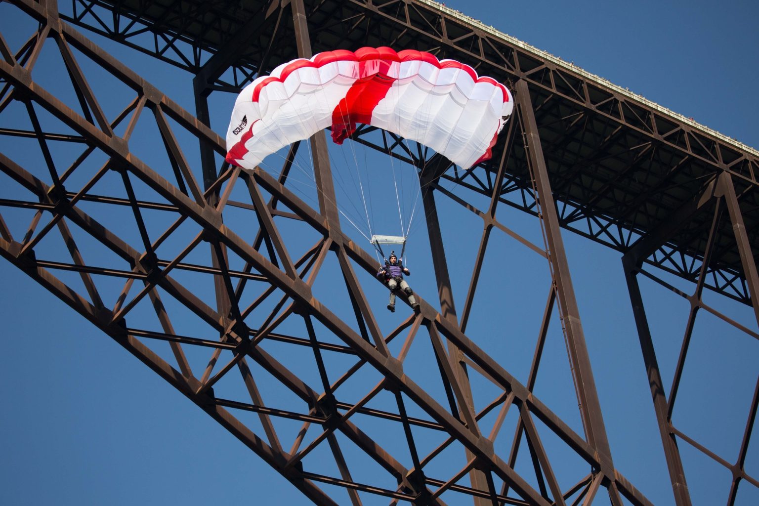 Base jump : l’adrénaline pure qui vous fait voir le monde d’en haut