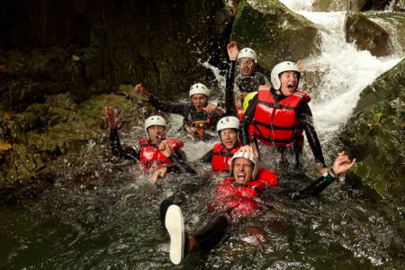 Descendez les rivières et les cascades : découvrez les sensations uniques du canyoning