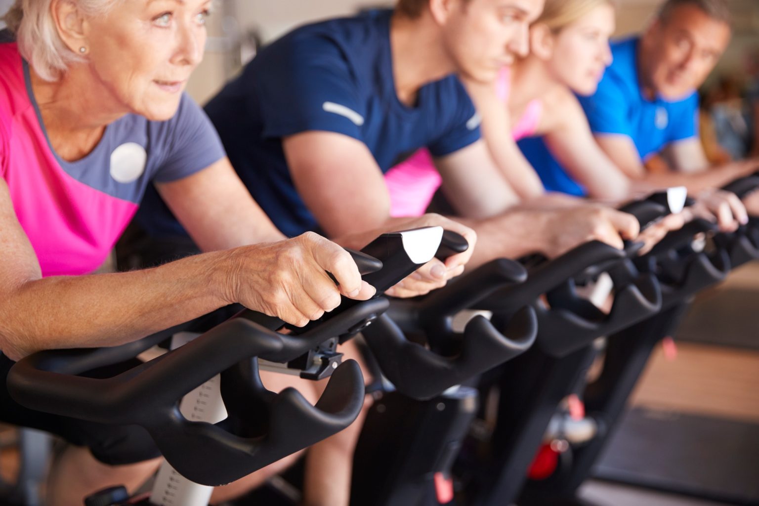 Ambiance survoltée et entraînement complet : plongez dans un cours de spinning