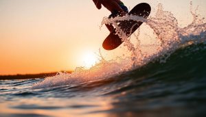 Entre eau et air : le wakeboard, un défi constant contre les vagues