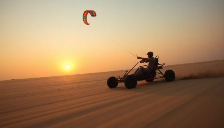 Maîtrisez le vent et la vitesse : le kite buggy, l'expérience extrême en toute liberté