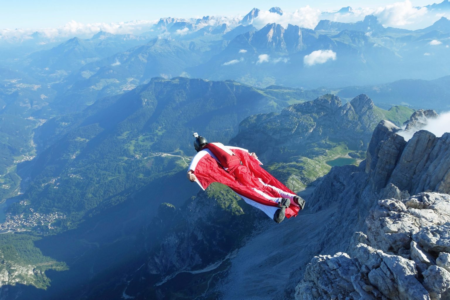 Prenez votre envol : le vol en wingsuit, la liberté aérienne dans sa forme la plus pure