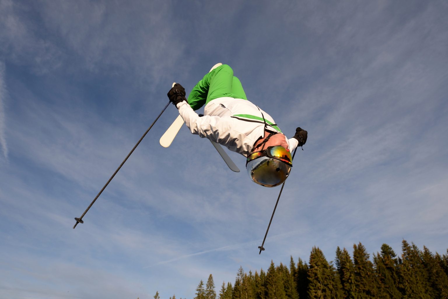 Sauts, figures et vitesse : plongez dans l’univers effréné du ski freestyle