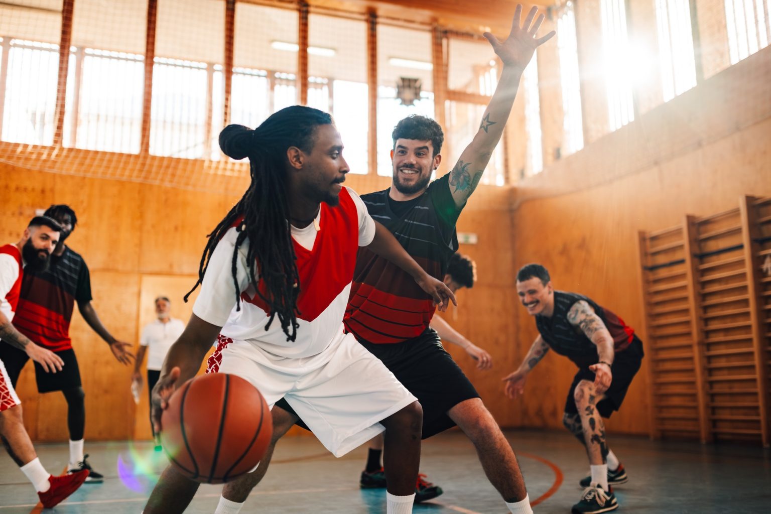 Découvrez pourquoi les terrains de basket en salle sont le cœur battant des amateurs de shoot parfait
