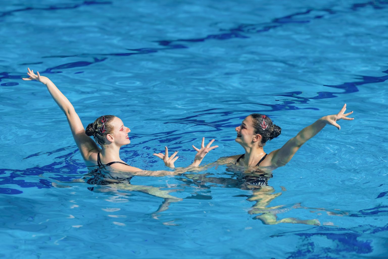 Grâce, technique et coordination : plongez dans l’univers fascinant de la natation synchronisée