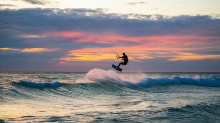Puissance du vent et maîtrise de la mer : plongez dans l’univers du kitesurf