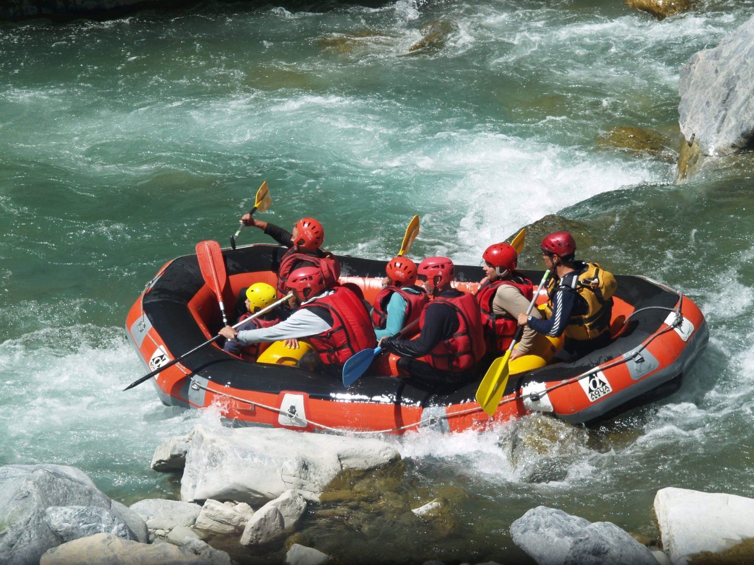 Vagues, rapides et camaraderie : plongez dans l’univers palpitant du rafting