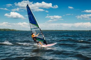 Glissez sur l'eau avec style : le windsurf, un sport extrême à découvrir