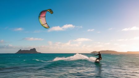 un homme fait du kitesurf