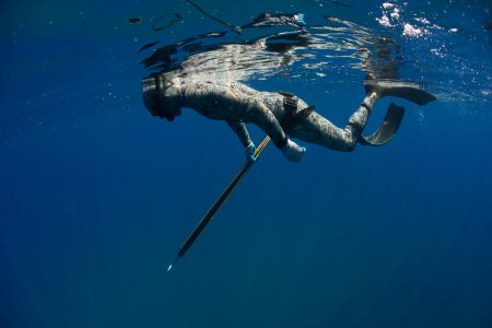 Plongée et précision : découvrez pourquoi la chasse sous-marine est un sport aquatique à part