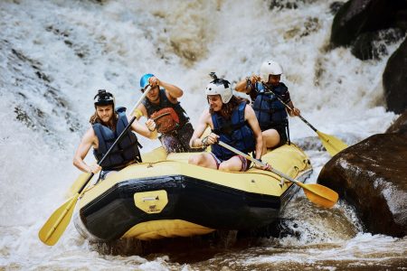 Vagues, rapides et camaraderie : le rafting, l'aventure à plusieurs sur l'eau