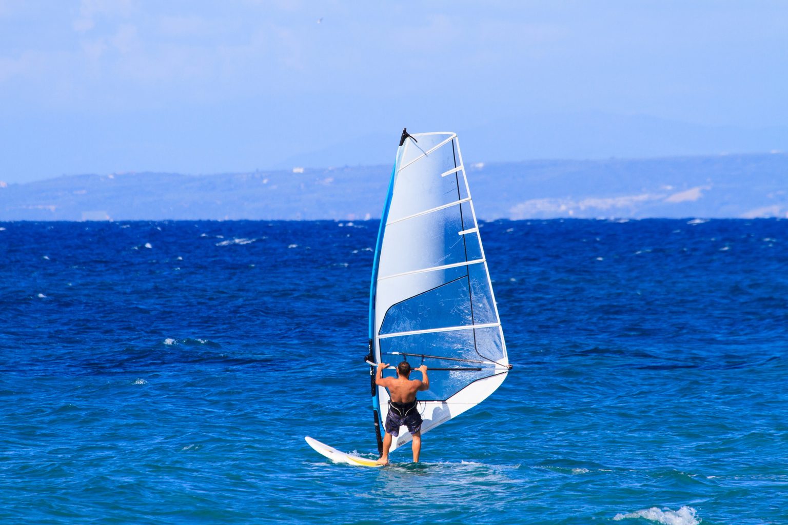 Sensation de glisse et défi du vent : pourquoi le windsurf est l’expérience ultime en mer